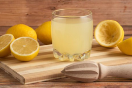 Uống nước chanh trị gout 3 tuần, người đàn ông trẻ phải chống nạng vào viện YwAAAAAAQABAAACAUwAOw==