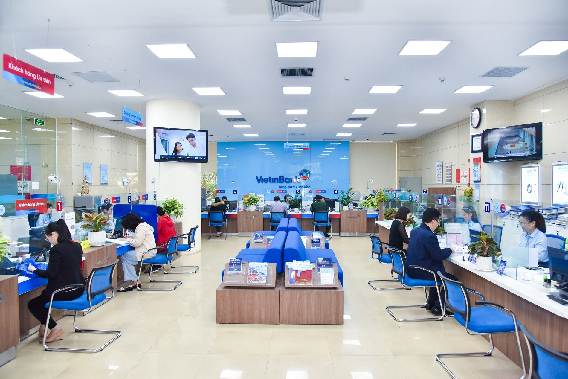 4_Khách hàng giao dịch tại VietinBank Ba Đình.jpg