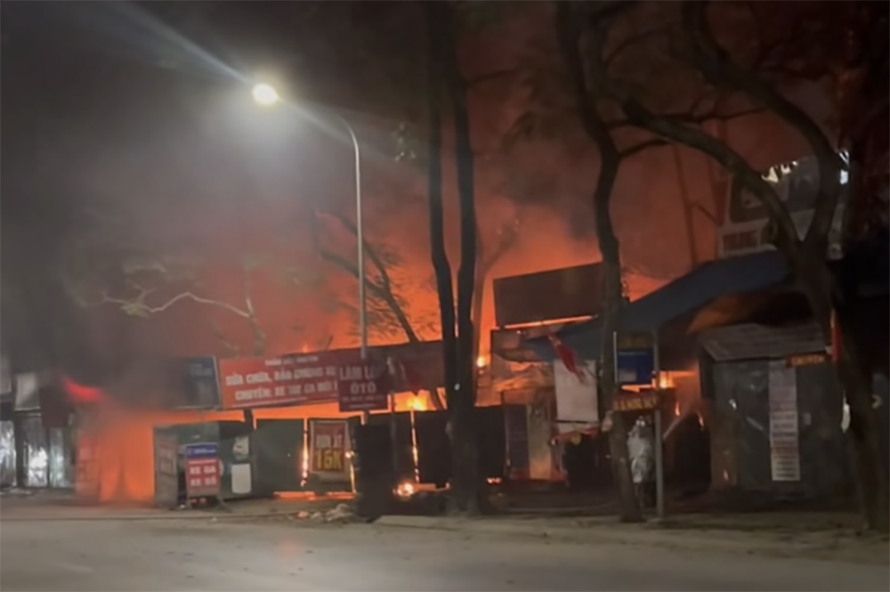 Cháy cơ sở sửa xe máy trong đêm mùng 2 Tết ở Hà Nội, khói đen cuồn cuộn bốc cao