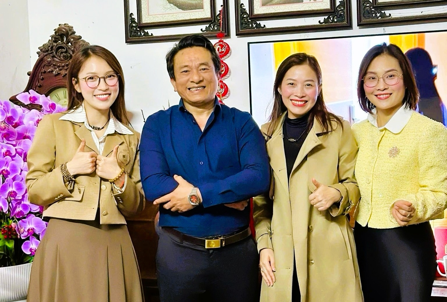 Ba chị em MC Khánh Vy về chúc Tết thầy giáo cũ