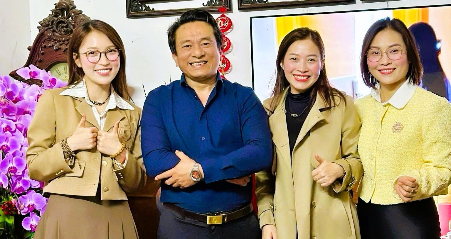 Ba chị em MC Khánh Vy về chúc Tết thầy giáo cũ