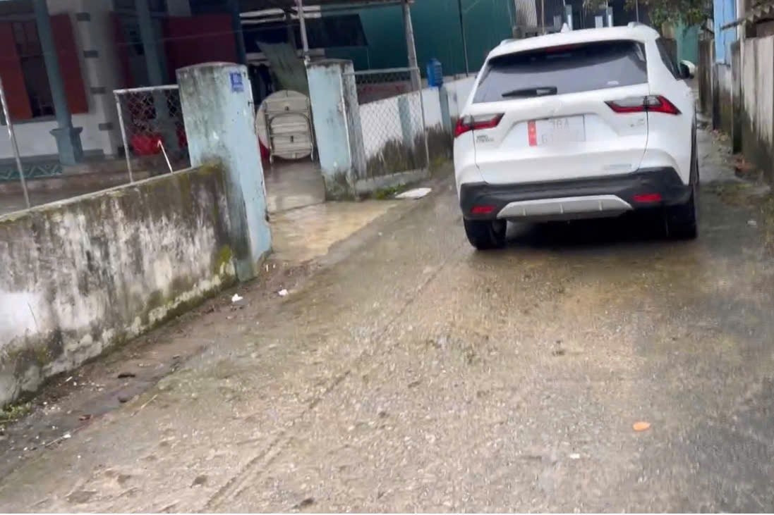 Bị phản ánh đỗ ô tô chắn ngõ ngày Tết, nam tài xế tuyên bố 'phạt 100 triệu cũng được'