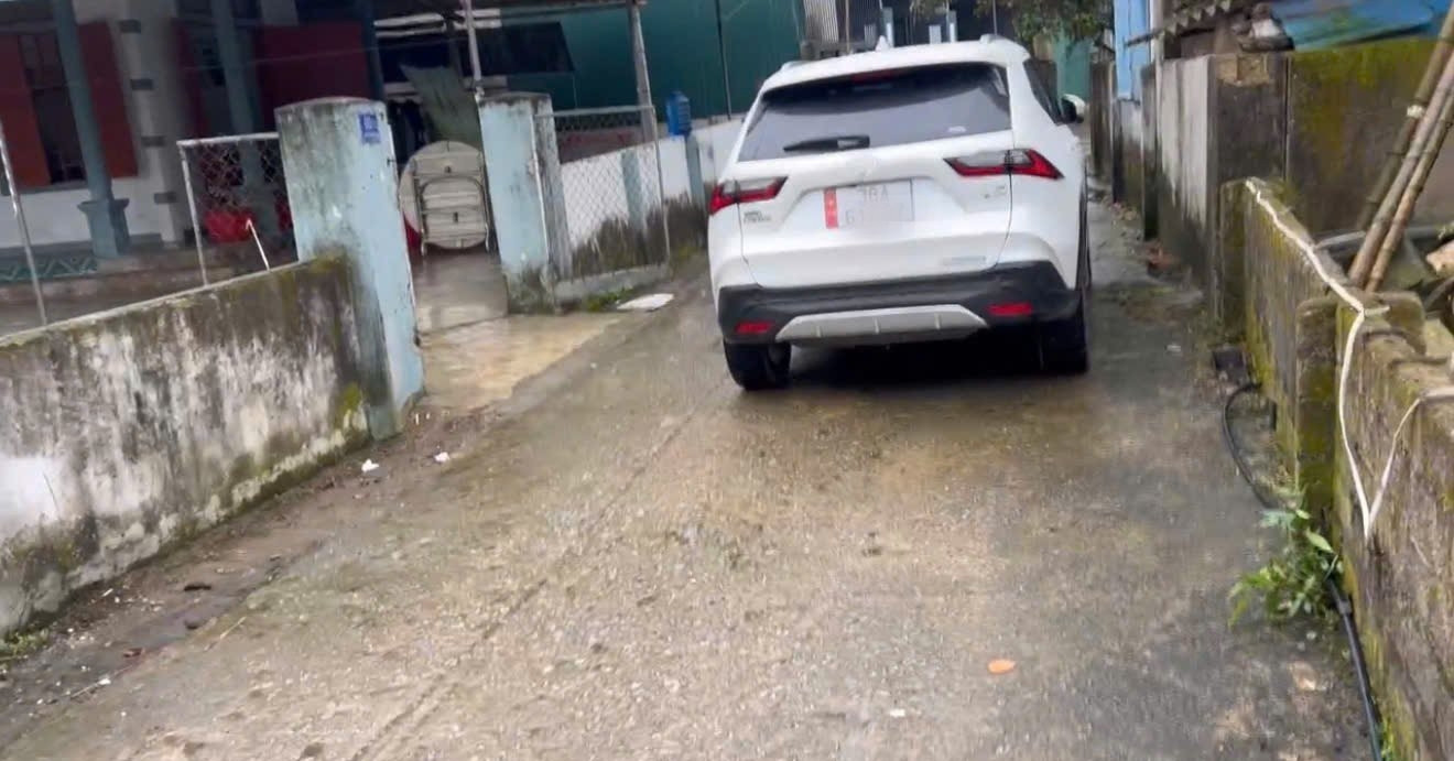 Bị phản ánh đỗ xe chắn ngõ ngày Tết, nam tài xế...