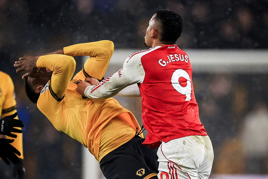 Cầu thủ Arsenal nổi nóng đánh người sau trận hòa Wolves