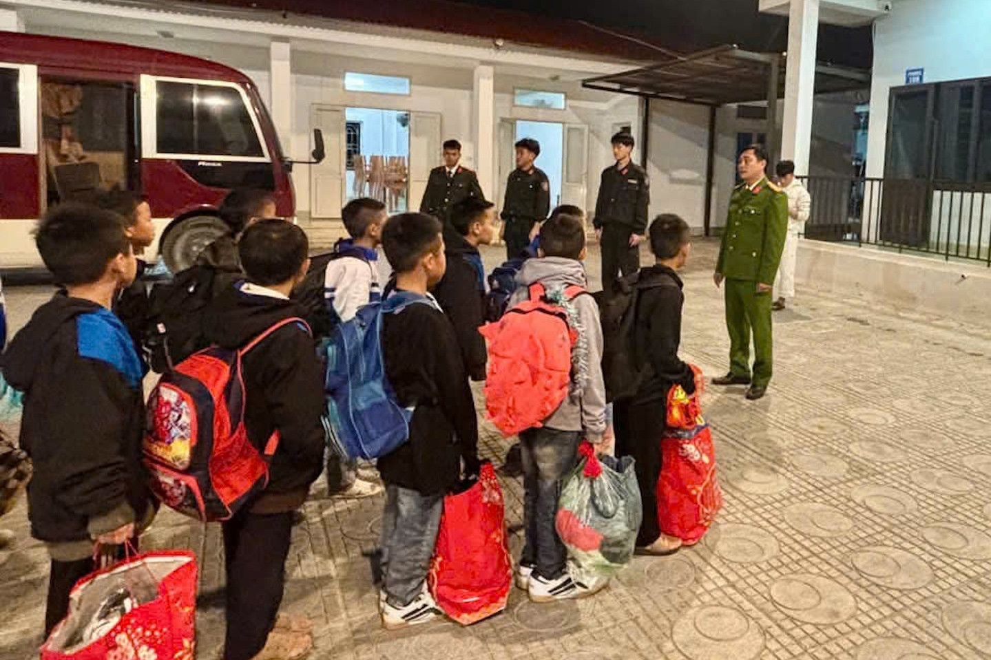 Chuyến xe Tết xuyên biên giới và 'mái ấm' đặc biệt của Công an Điện Biên