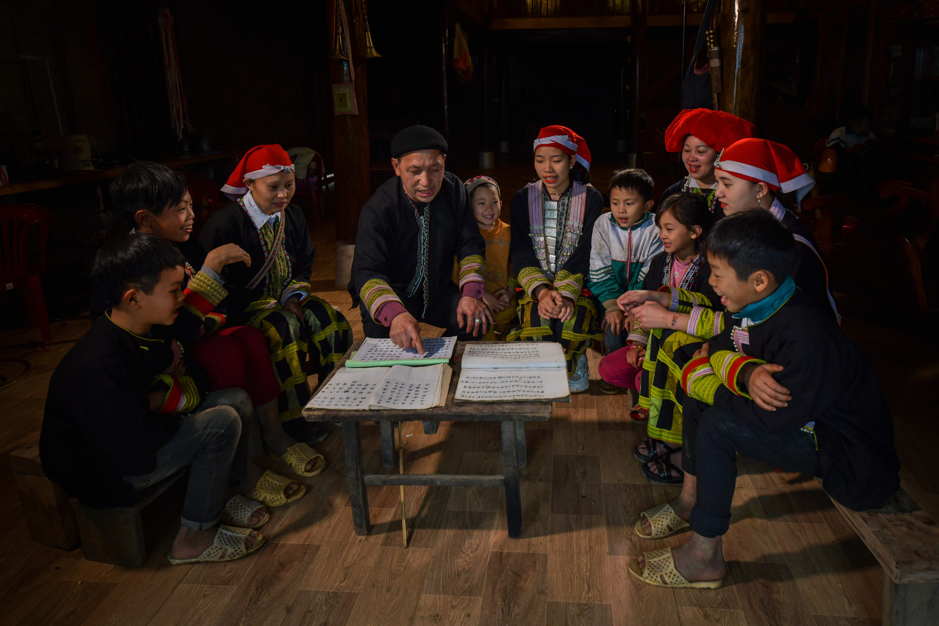 Đại hội XIV xác định các chính sách xã hội phải công bằng, hiệu quả, bền vững, chăm lo mọi mặt đời sống của người dân, giảm nghèo bền vững, không bỏ ai lại phía sau..jpg