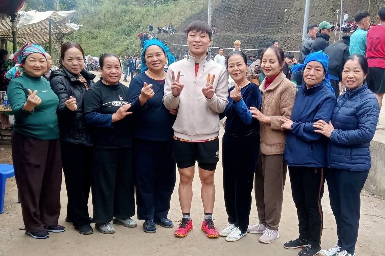 Đặng Thị Hồng bất ngờ tái xuất bóng chuyền, NHM vây quanh