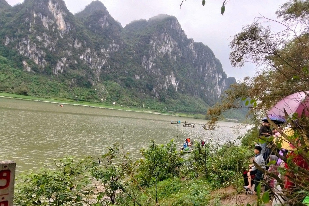 Lật thuyền chở 7 người trong một gia đình vào mùng 3 Tết, 2 người tử vong