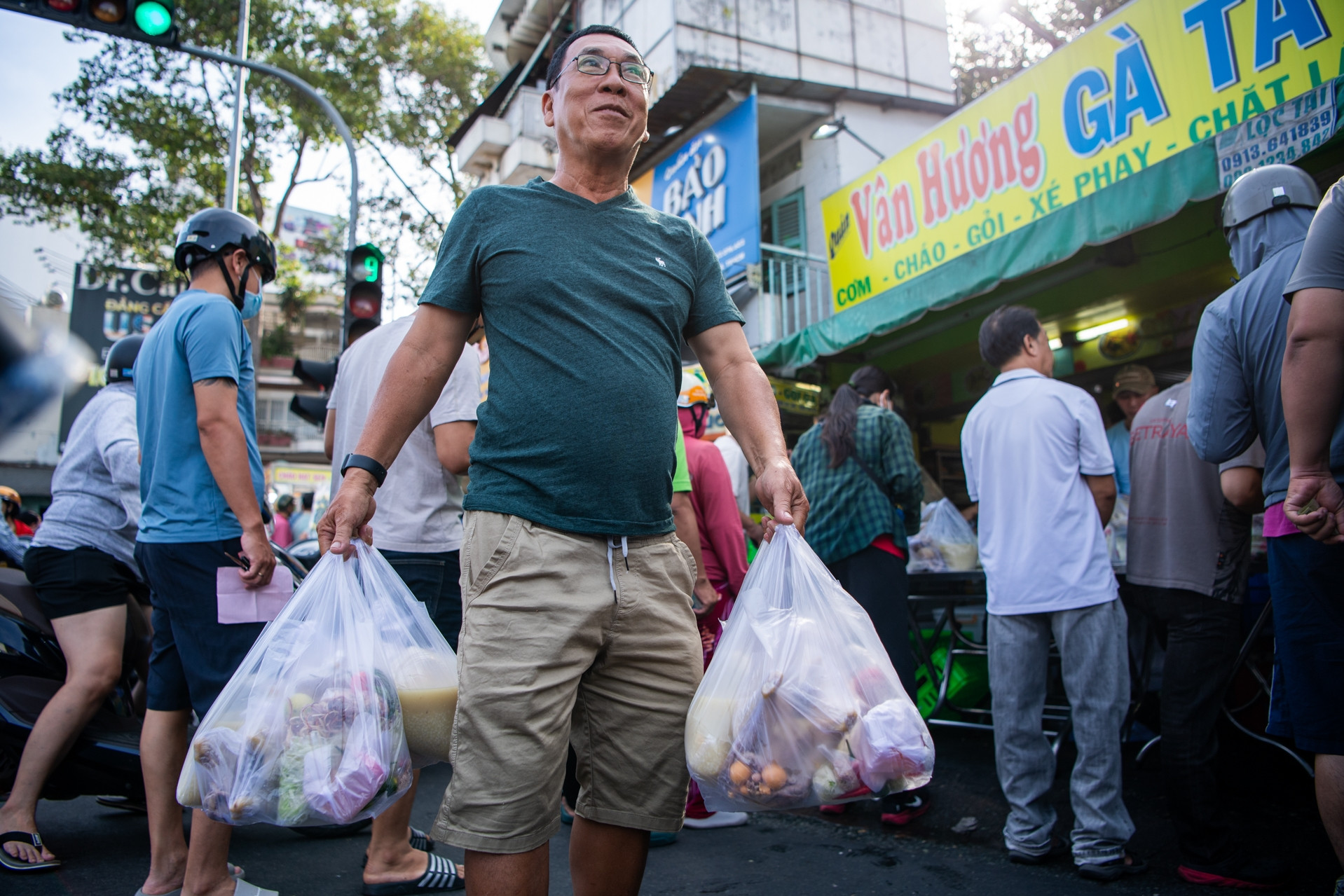 Người dân TPHCM xếp hàng dài mua gà cúng hóa vàng mùng 3 Tết