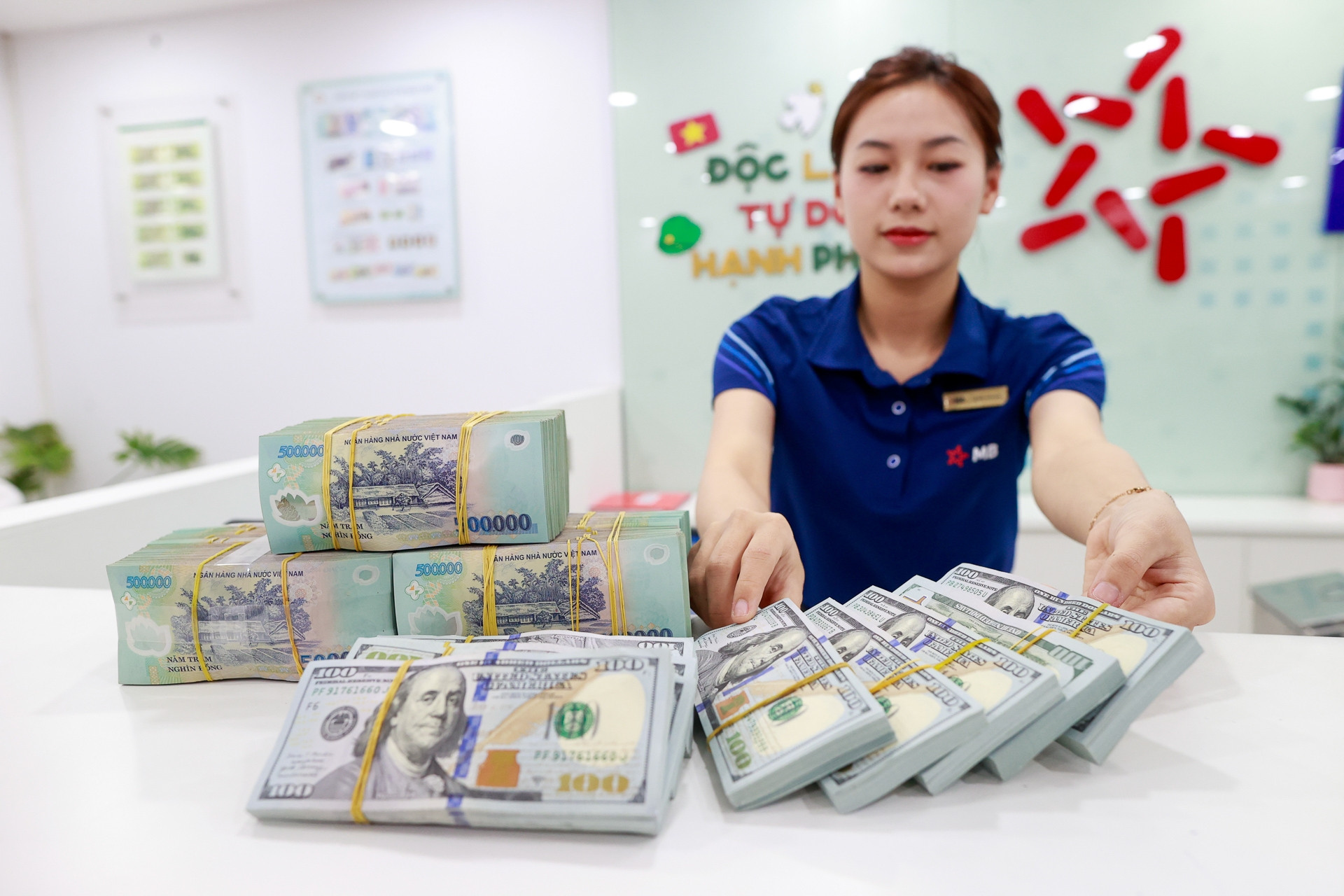 Nhân viên ngân hàng nào làm việc hiệu quả nhất?