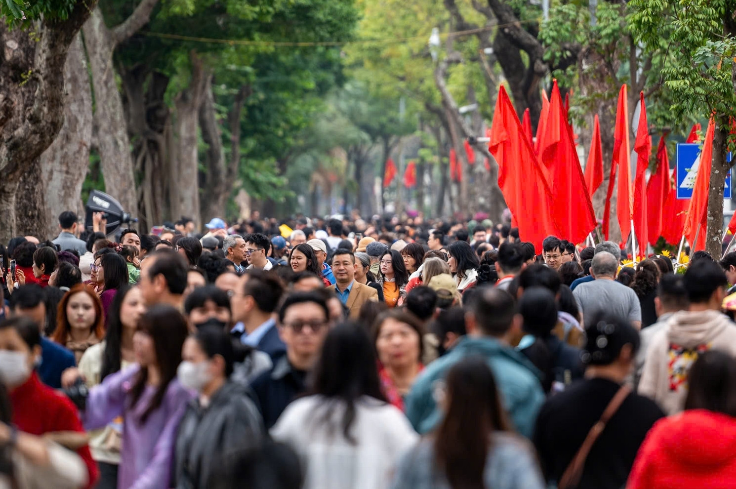 Trung tâm Hà Nội ken đặc người những ngày đầu năm mới