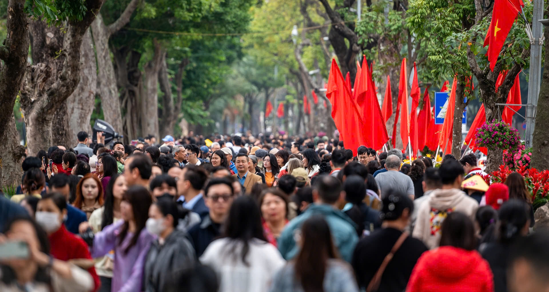 Trung tâm Hà Nội ken đặc người những ngày đầu năm mới