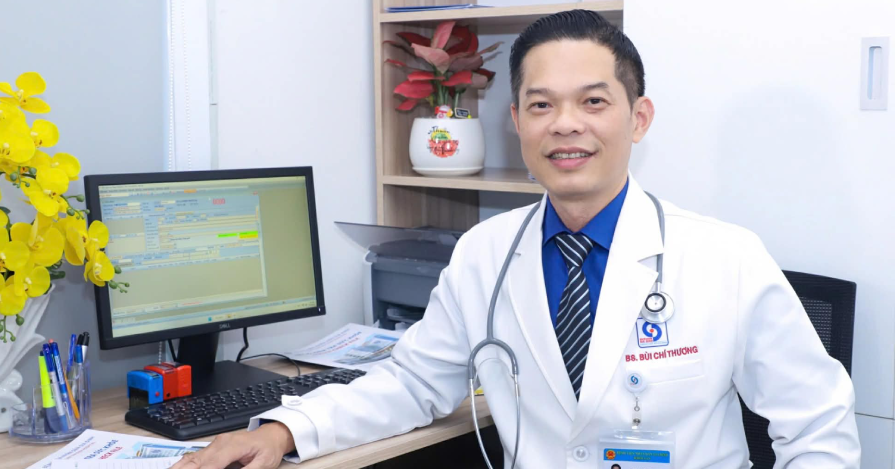 Từ cậu bé nghèo hay đau ốm trở thành bác sĩ trưởng khoa sản bệnh viện lớn