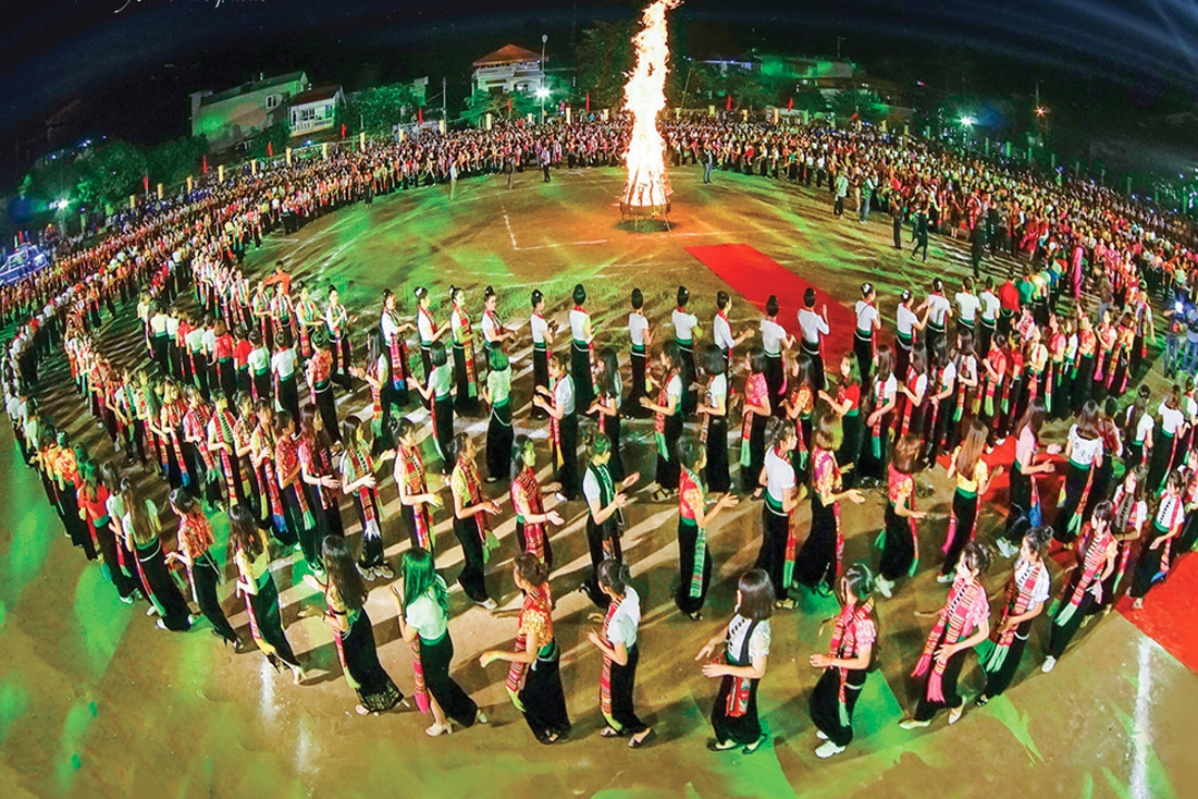 Vun bồi thế trận lòng dân, kiến tạo phát triển bao trùm