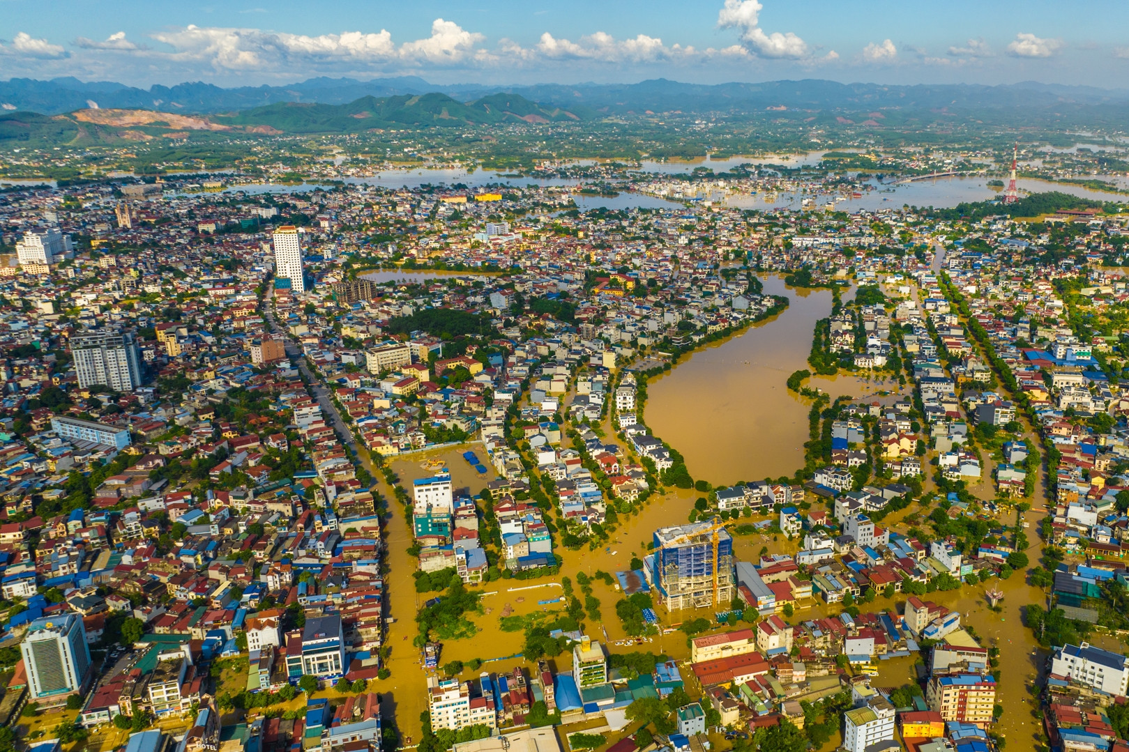 Vượt bão lũ kỷ lục