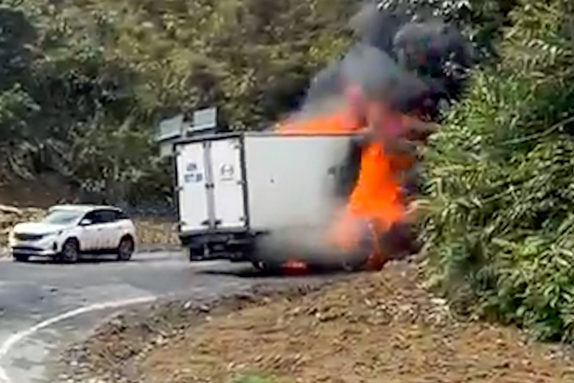 Xe tai boc chay  1 .jpg