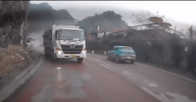 Bản tin sáng 2/2: Kinh nghiệm sau vụ xe tải bất ngờ mất phanh trên đèo Đá Trắng