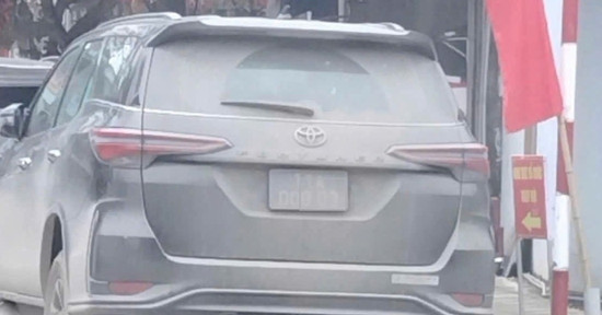 Bản tin trưa 2/2: Ô tô ở Cao Bằng đỗ sai quy định, bùn đất che lấp chữ số