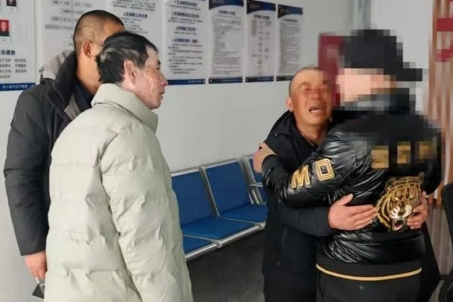 Anh trai mang tấm ảnh ố vàng, vượt 900km tìm em mất tích hơn 20 năm