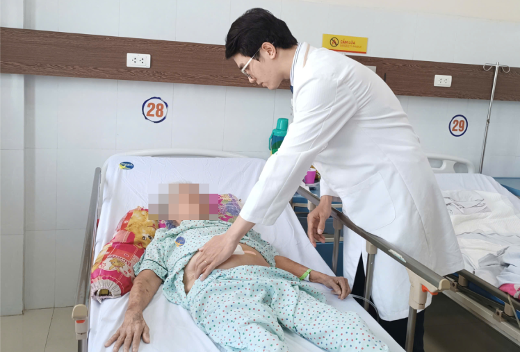 Bàng quang của người phụ nữ tự nhiên vỡ 10cm