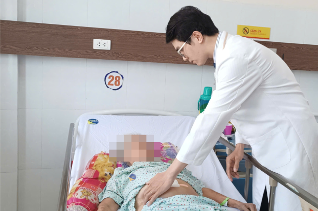 Bàng quang của người phụ nữ tự nhiên vỡ 10cm