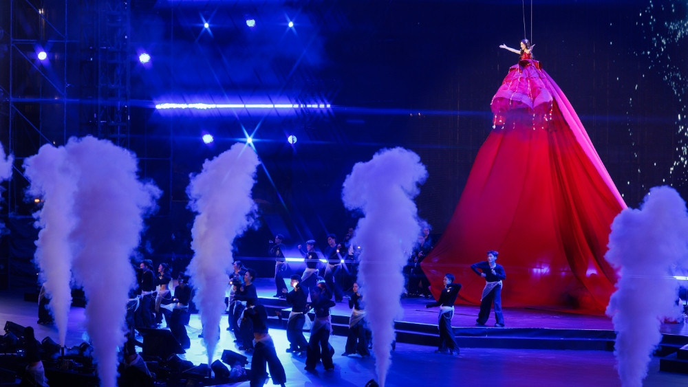 BẬT TÌNH YÊU LÊN.jpg