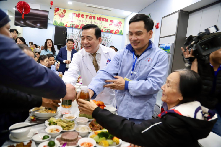 bua com tat nien.png