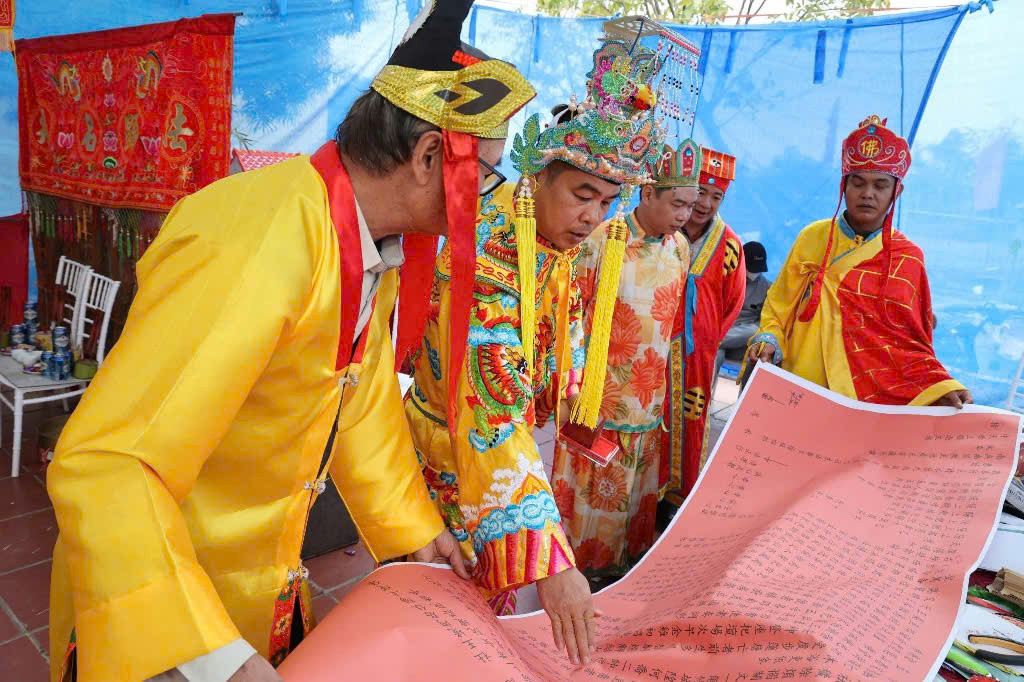 Các thầy cúng người Sán Dìu chuẩn bị văn khấn.jpg