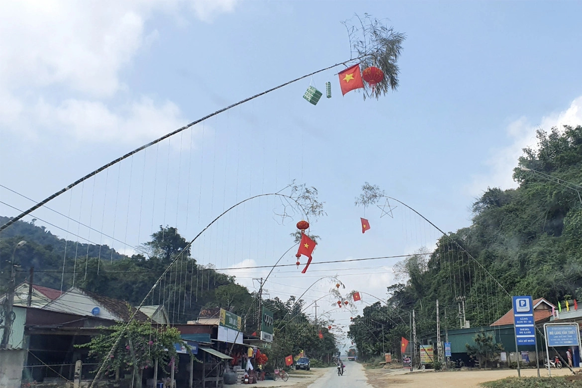 Cặp vợ chồng bị phóng điện khi dựng cây nêu đón Tết