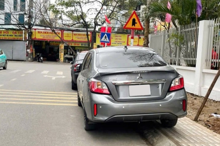 Đỗ xe 'gác chân' lên vỉa hè: Tưởng gọn gàng nhưng coi chừng bị phạt tiền triệu