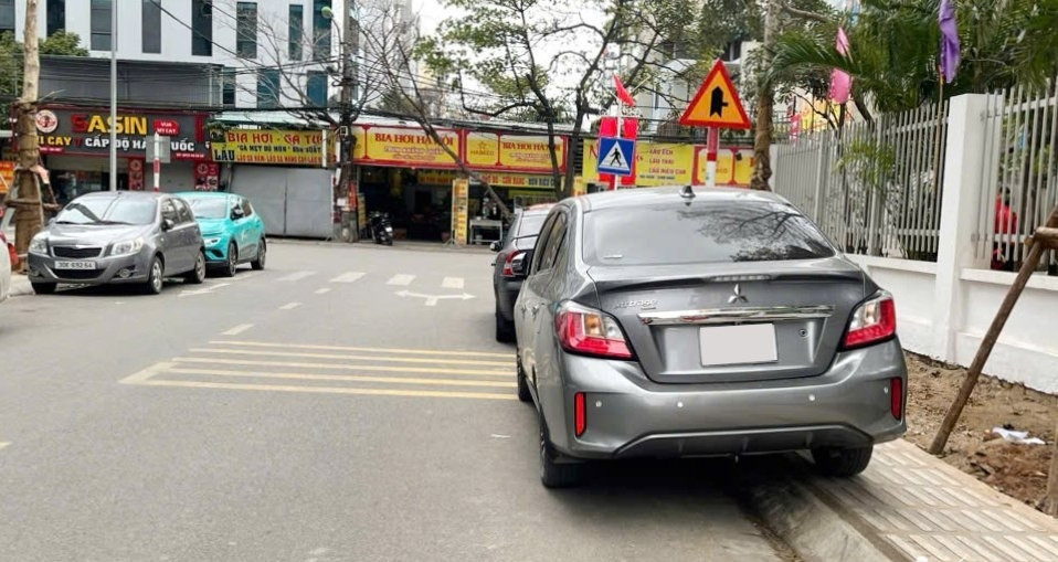 Đỗ xe 'gác chân' lên vỉa hè: Tưởng gọn gàng nhưng coi chừng bị phạt tiền triệu