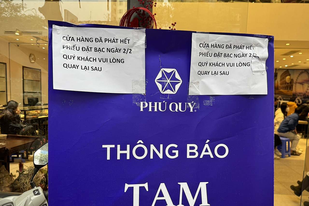 Giá vàng giảm mạnh, tiệm vàng lại xuất hiện cảnh quen thuộc