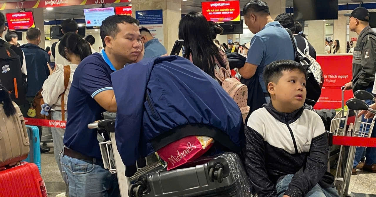 Giá vé máy bay 'leo thang' dịp Tết Bính Ngọ, lựa chọn nào cho hành trình về quê?