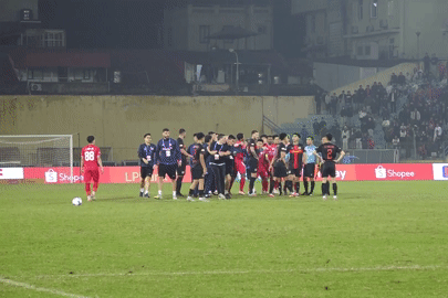 HLV CLB Ninh Bình nổi nóng, chỉ trích trọng tài sau trận thua CAHN