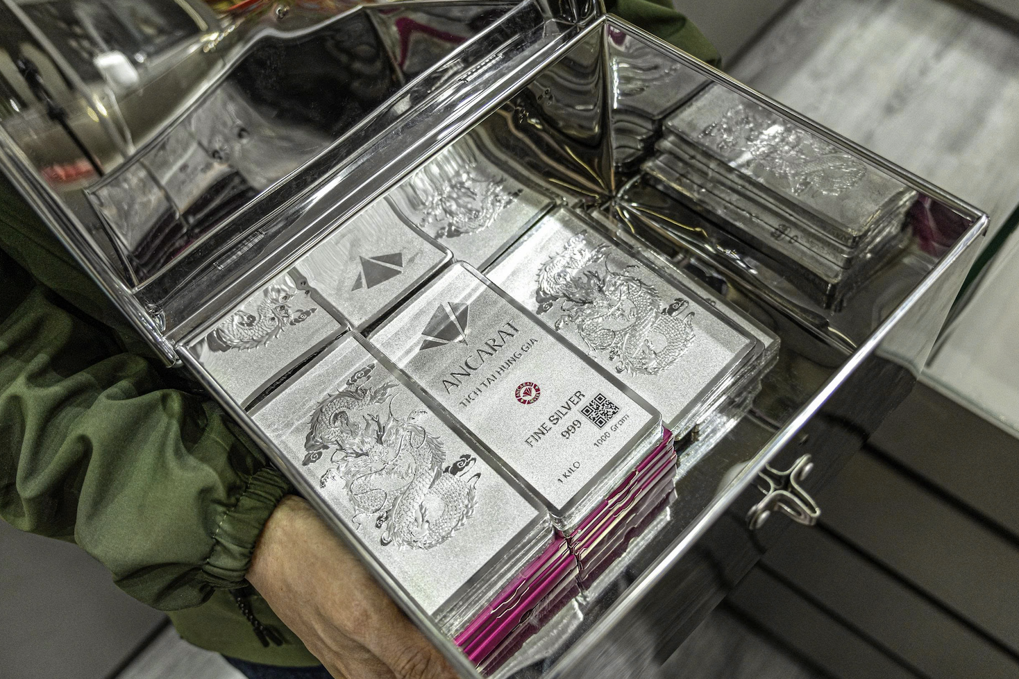 Bạc ‘bốc hơi’ 40 triệu/kg chỉ sau 3 ngày, nhiều người vỡ mộng vì tài sản trú ẩn