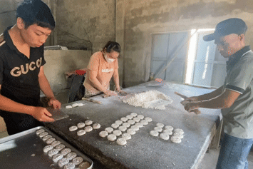 Làng bánh in nổi tiếng Đà Nẵng gõ 'lốc cốc' từ 2h sáng để kịp đơn hàng Tết