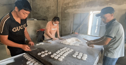 Làng bánh in nổi tiếng Đà Nẵng gõ 'lốc cốc' từ 2h sáng để kịp đơn hàng Tết