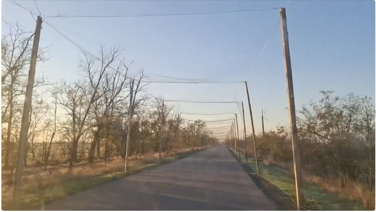 Lưới bảo vệ đường ở Ukraine. Ảnh: The Union of Entrepreneurs of the Television and Film Industry