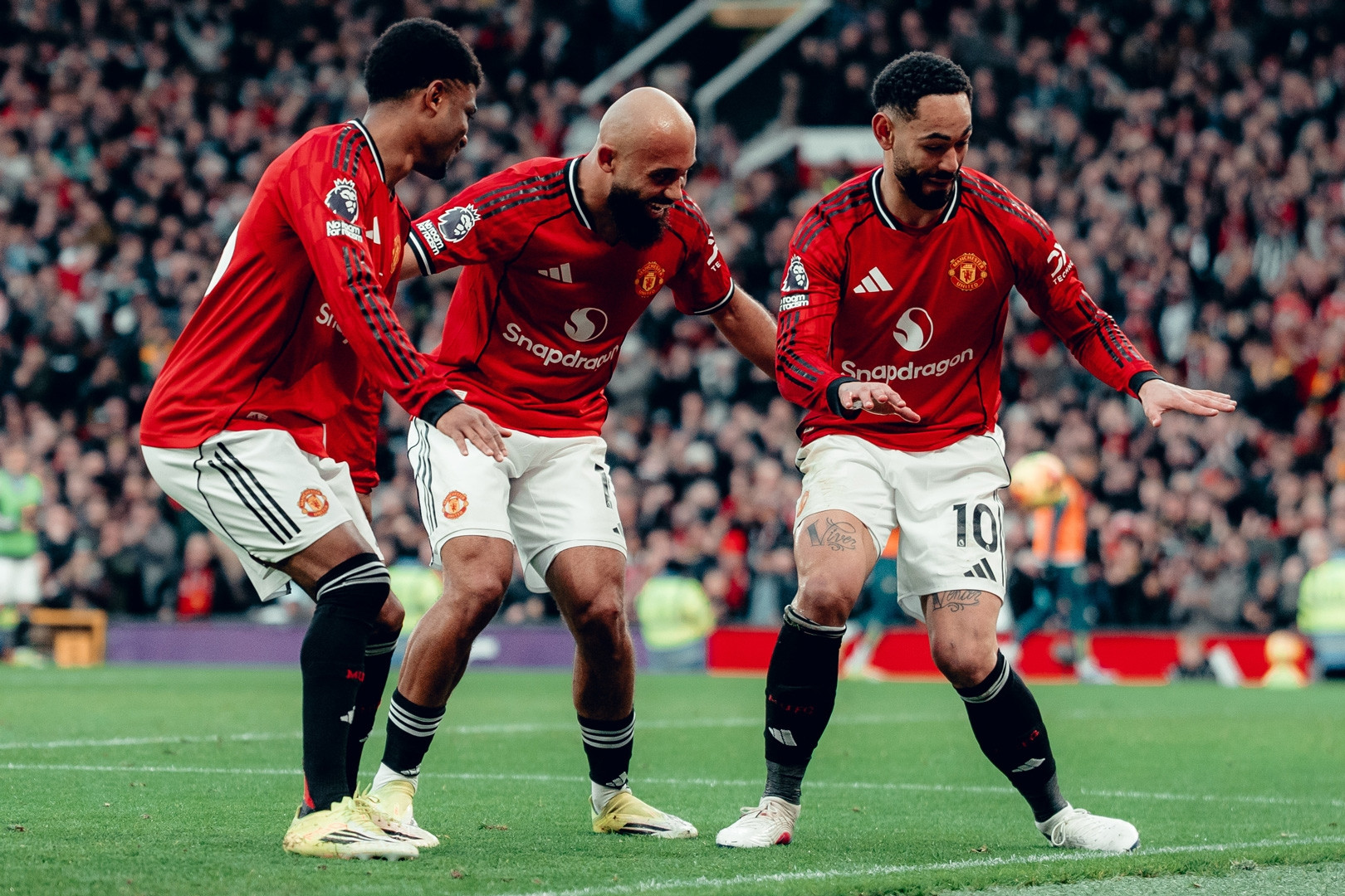 MU thắng nghẹt thở Fulham: Carrick và chất ‘Fergie Time’