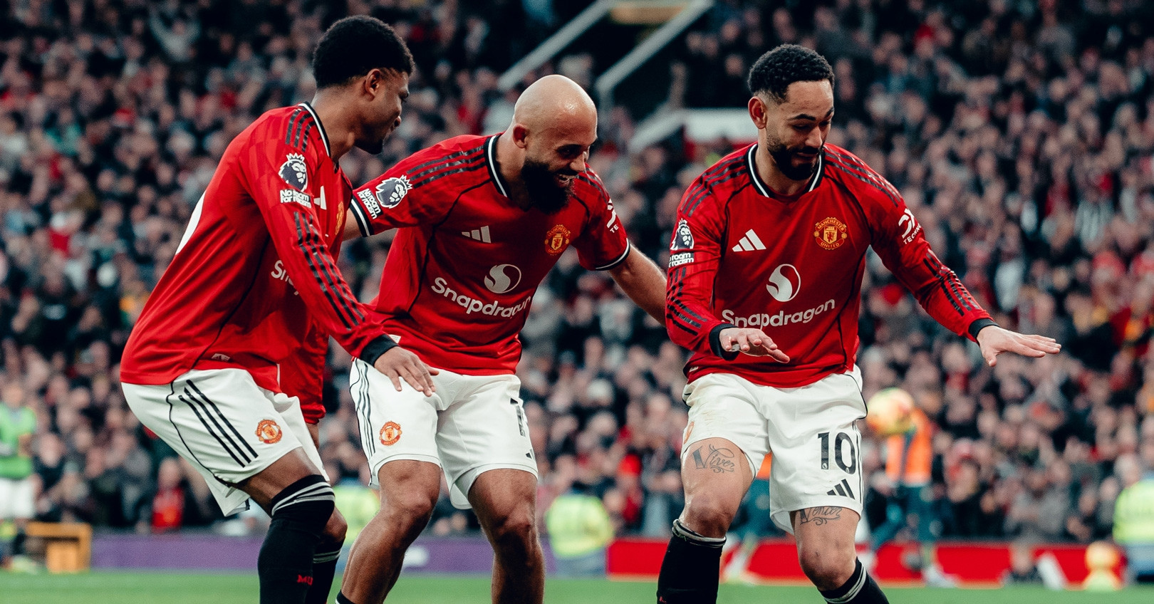 MU thắng nghẹt thở Fulham 3-2: Carrick và chất Fergie Time