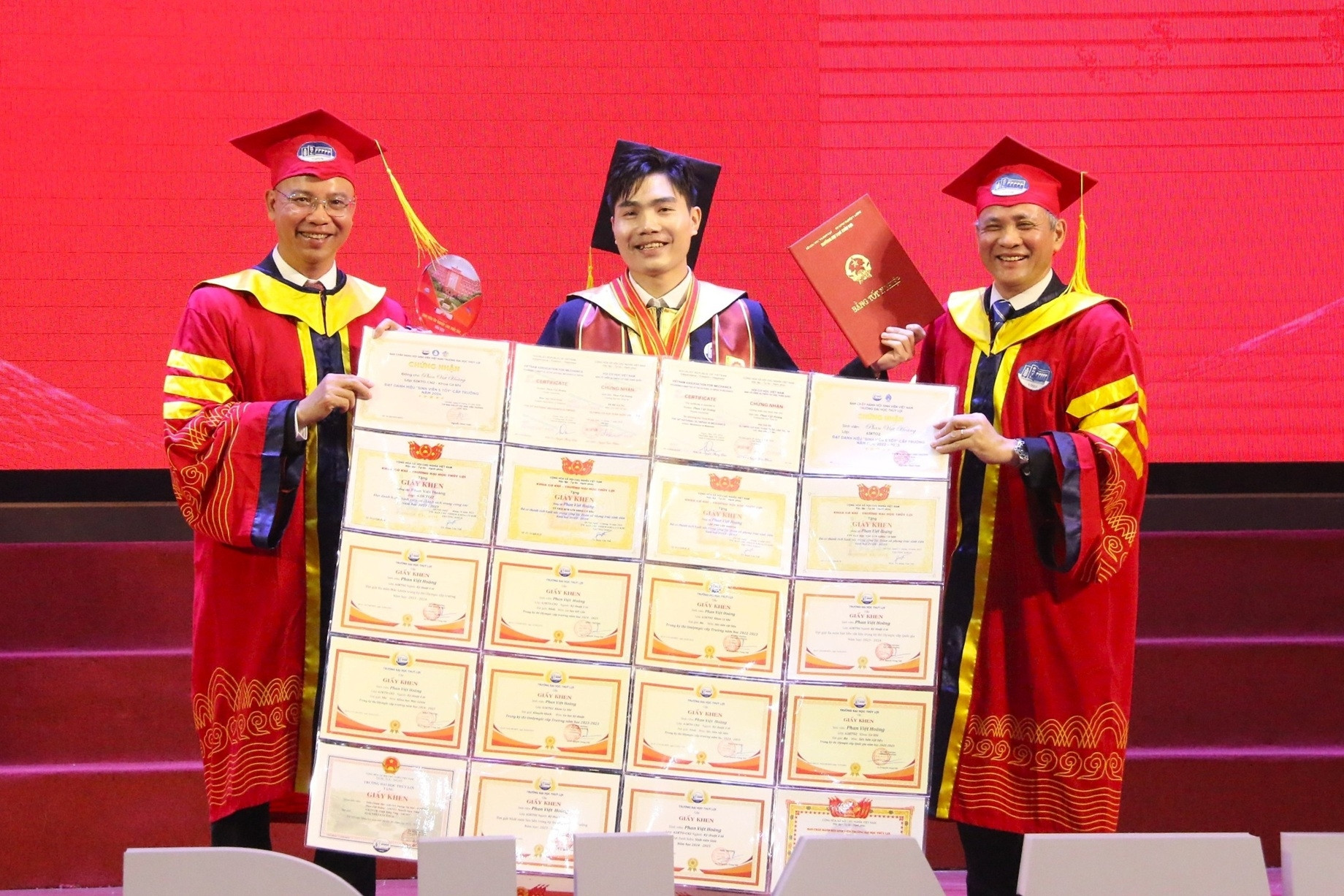 Nam sinh thủ khoa mang 'bộ sưu tập' 22 giấy khen lên nhận bằng tốt nghiệp