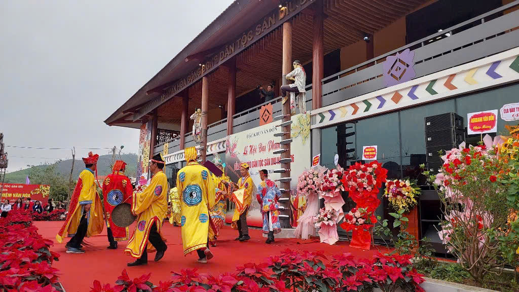 Độc đáo Lễ hội Đại Phan của người Sán Dìu với nghi lễ leo gươm, lội than