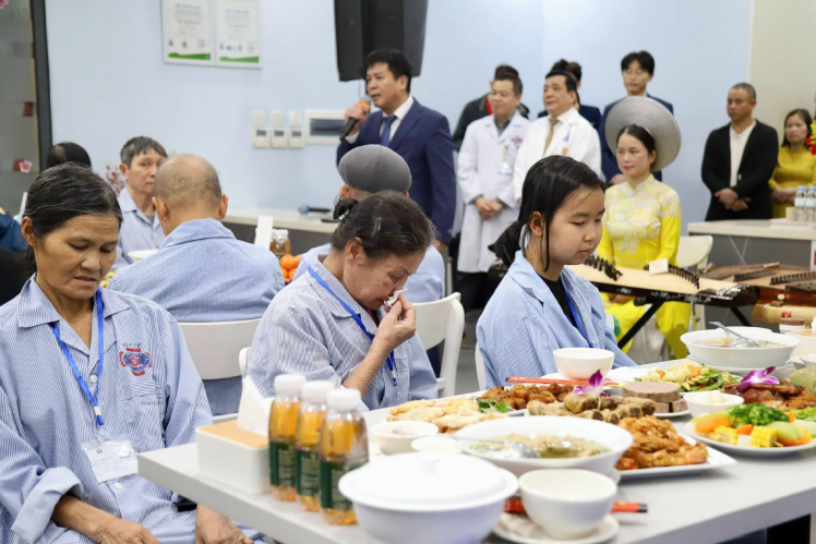 Người bệnh ung thư bật khóc trong bữa cơm bệnh viện mời