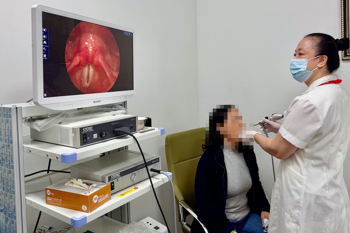 Người phụ nữ đi khám vì khàn tiếng, bác sĩ chỉ ra nguyên nhân ít ngờ