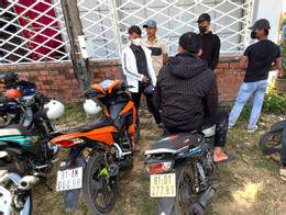 Nhóm thanh niên chạy vào đám cưới 1.jpg