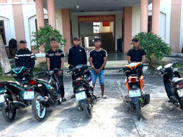 Nhóm thanh niên chạy vào đám cưới.jpg