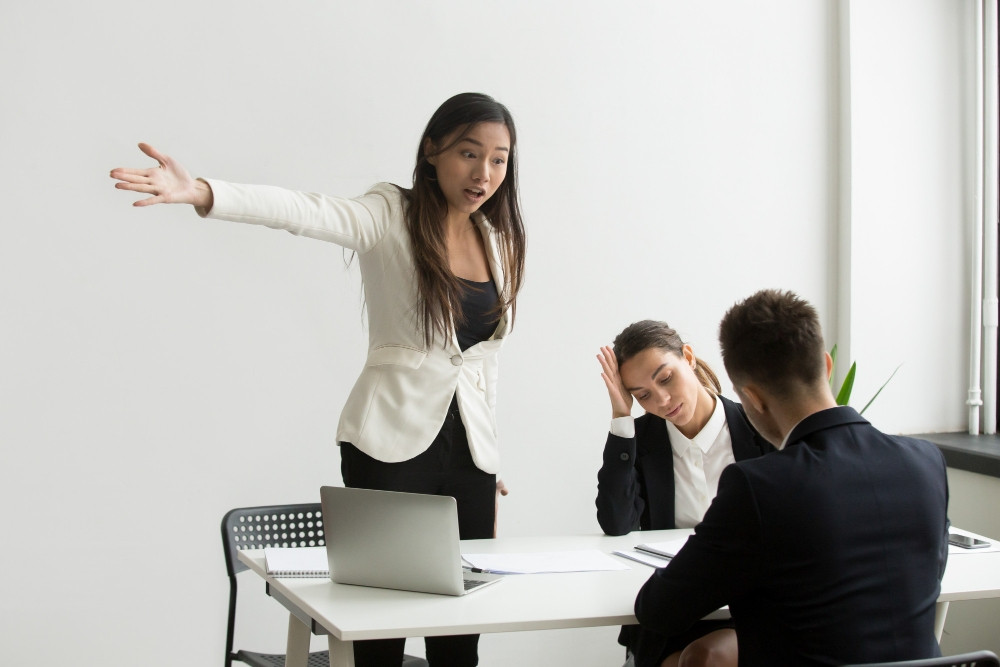 Nói 'chỉ có bằng cử nhân mà đòi nghỉ cuối tuần?', nhà tuyển dụng gây phẫn nộ