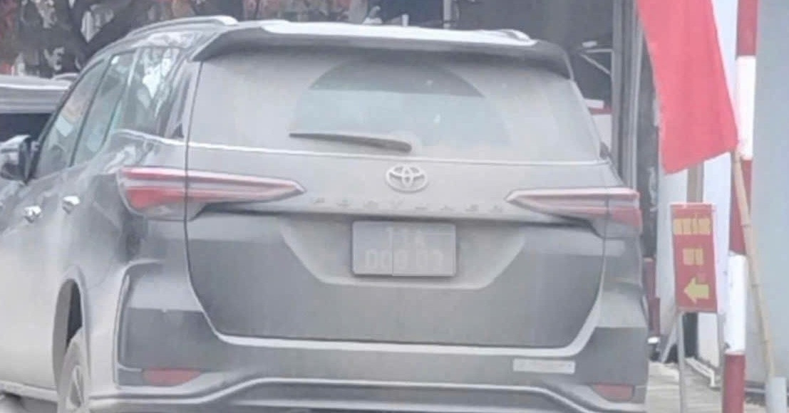 Ô tô biển xanh ở Cao Bằng đỗ sai quy định, bùn đất che lấp chữ số