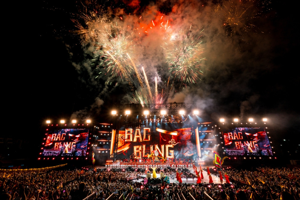 Sân khấu rực sáng của Bắc Bling với nhiều em nhỏ và nhóm múa.jpg