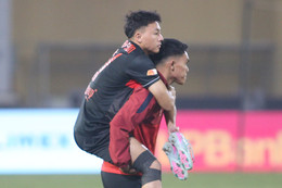 Công kích trọng tài, HLV Ninh Bình nhận án nặng Thái Sơn đứt dây chằng đầu gối ngay trận ra mắt Ninh Bình